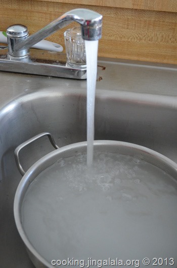 idli-dhosai-batter-fetch-steaming-hot-water