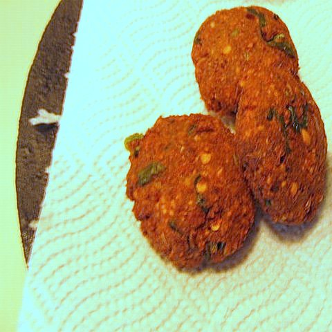 valaipoo vadai - place the discs in kitchen paper towel